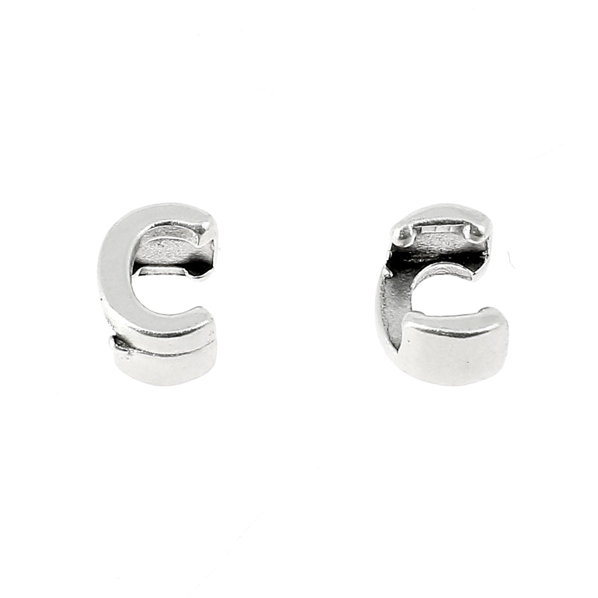Coulissant à griffe Lettre en argent vieilli avec lacet 5 mm, création de bijoux élégante et raffinée.