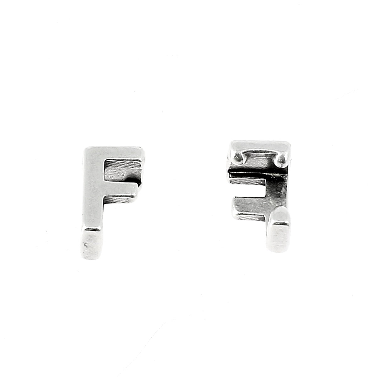 Coulissant à griffe lettre en argent vieilli, design bijou avec lacet 5 mm, création élégante et fine.