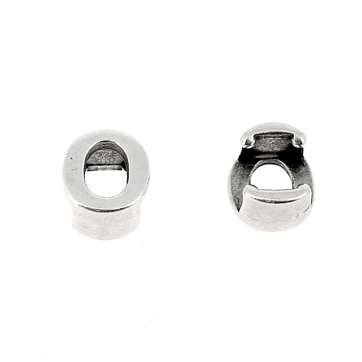 Coulissant à griffe lettre en argent vieilli avec lacet de 5 mm, création de bijoux élégante et raffinée.