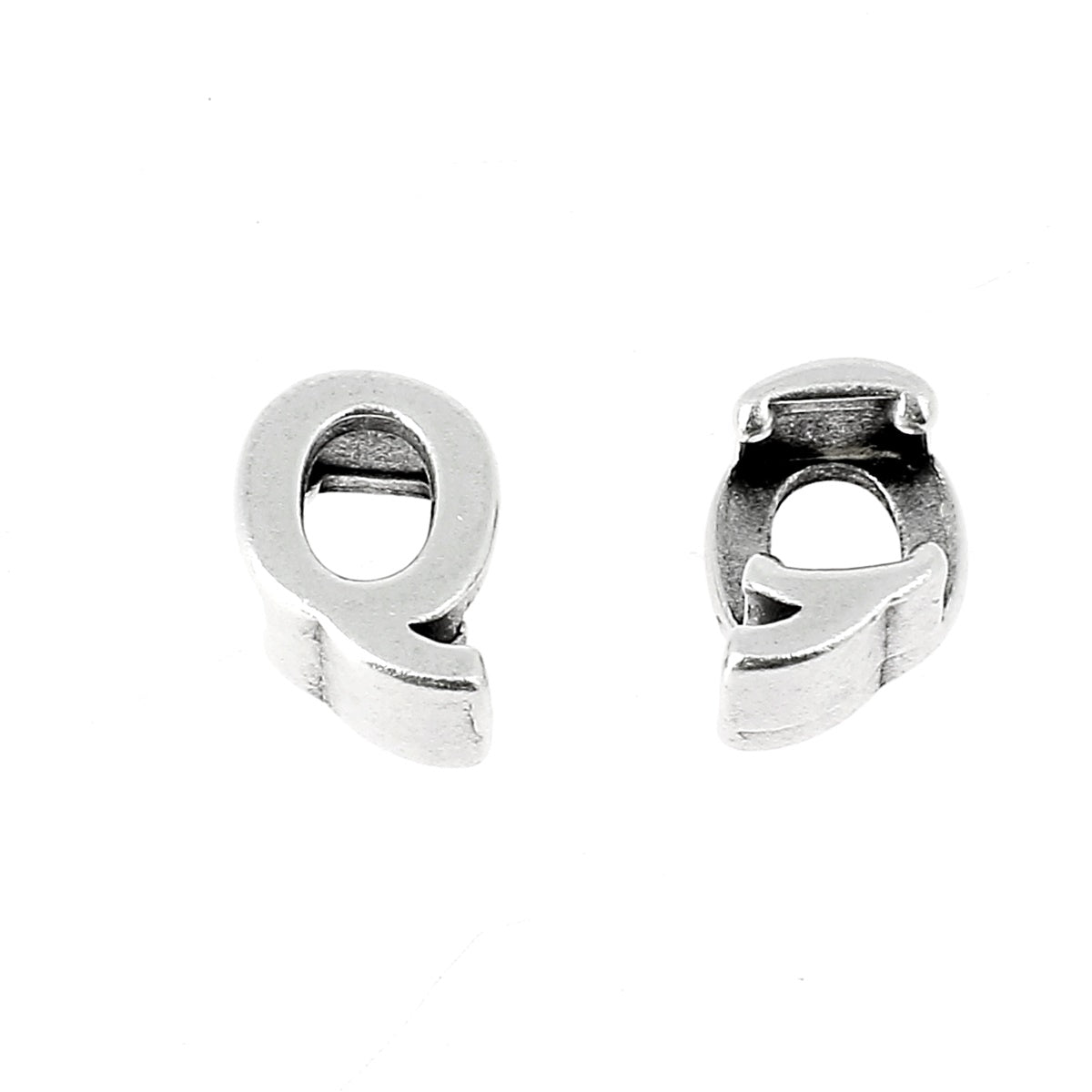 Coulissant à griffe Lettre en argent vieilli avec lacet de 5 mm, création de bijoux sophistiquée et élégante.