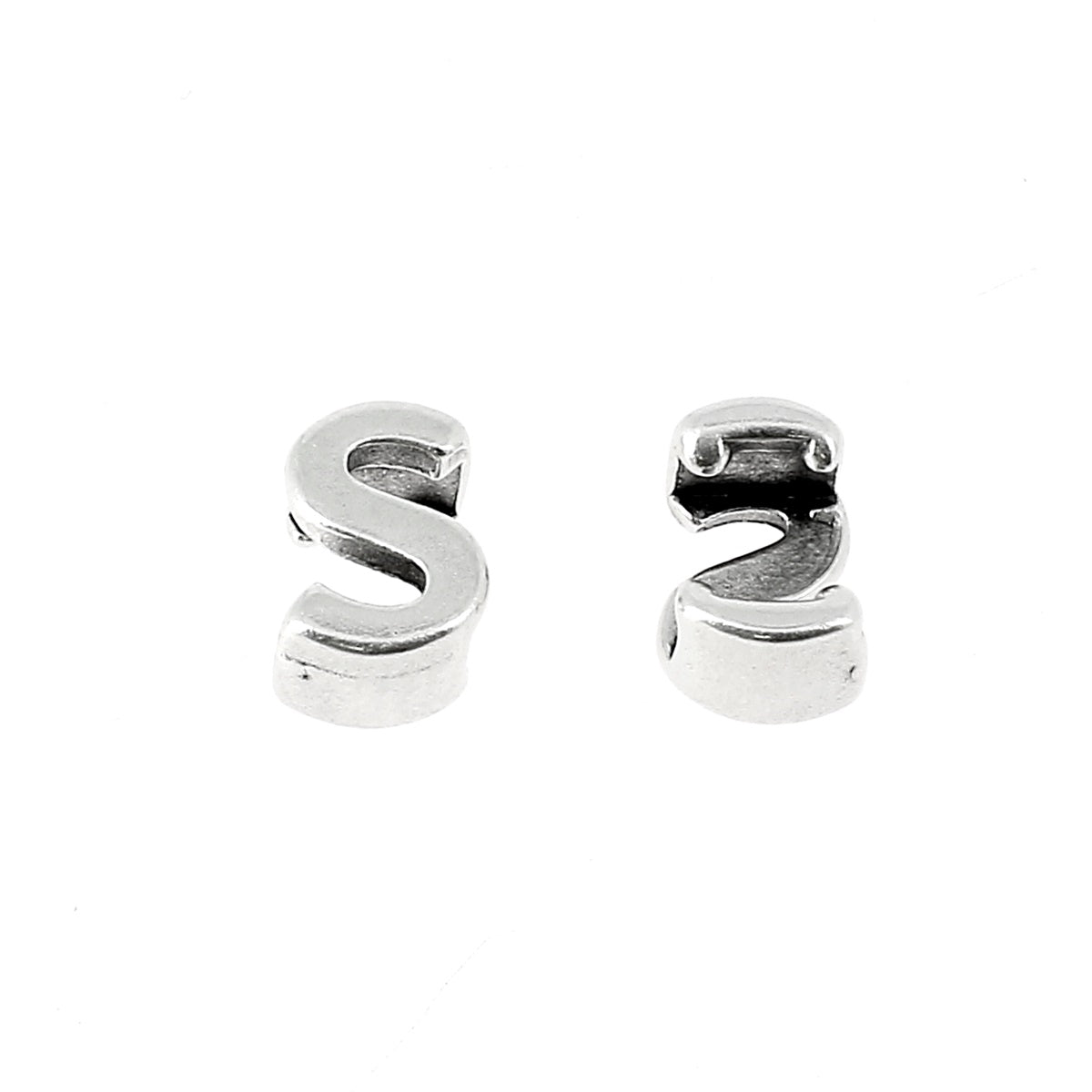 Coulissant à griffe lettre en argent vieilli avec lacet 5 mm, création de bijoux élégante et raffinée.