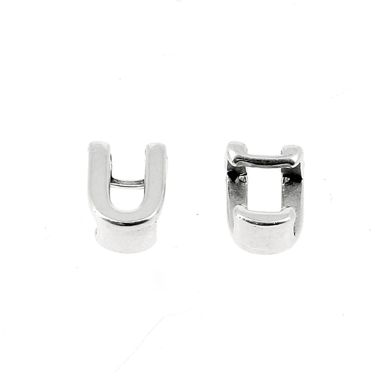 Coulissant à griffe lettre en argent vieilli, lacet 5 mm, création de bijoux, finition élégante et détails visibles.