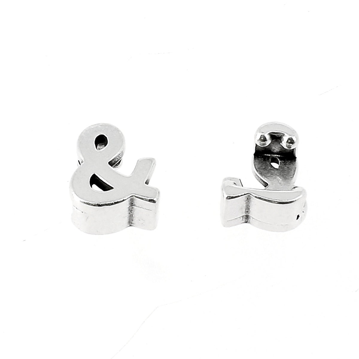 Coulissant à griffe Lettre en argent vieilli avec lacet 5 mm, création de bijoux élégante et raffinée.