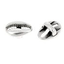 Coulissant coquillage Cauri en argent vieilli avec lacet plat 5mm, création bijou élégante, vue en gros plan.