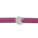 Coulissant feuille ginkgo en argent vieilli avec lacet plat 5mm, création de bijoux élégante et fine.