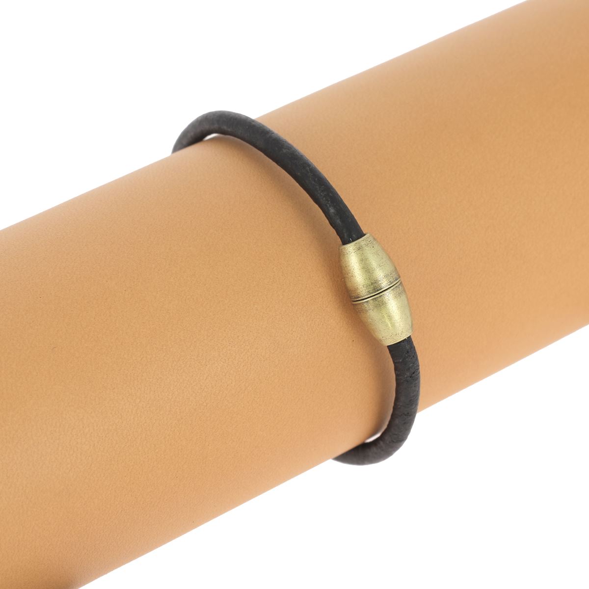 Fermoir bijou aimanté cylindrique en laiton vieilli avec lacet rond 3mm, création bijoux élégante et résistante.