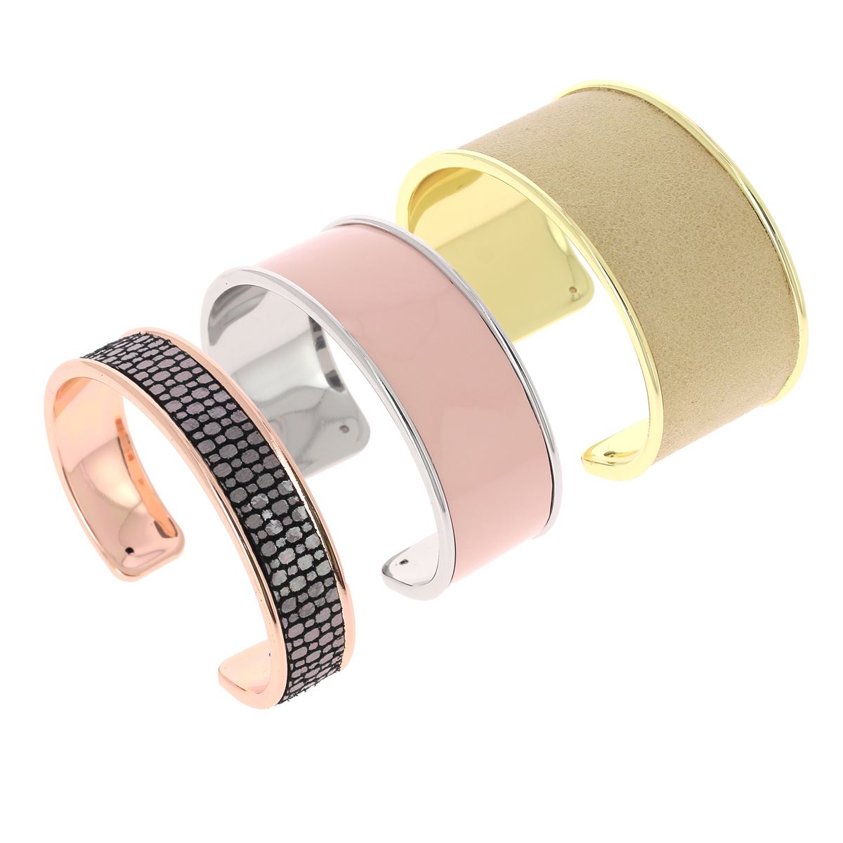 Bracelet manchette en laiton argent vieilli, accessoire de mode avec finition métallique, porté au poignet, style élégant et contemporain
