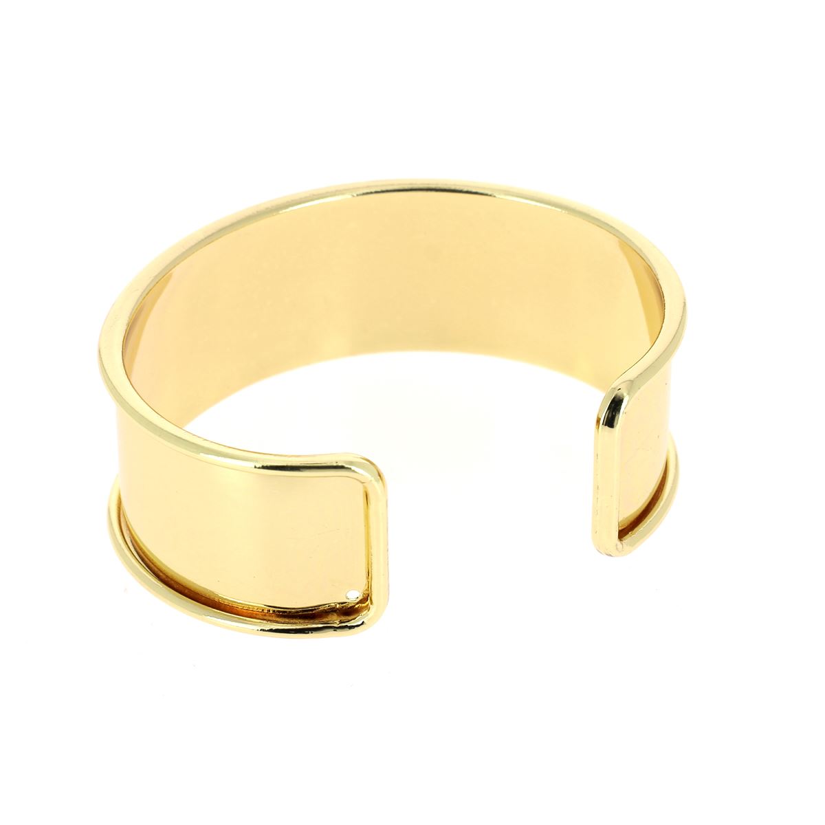 Bracelet manchette en laiton doré clair, accessoire de mode élégant avec finition brillante, porté sur le poignet.
