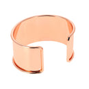 Bracelet manchette en laiton OR ROSE, accessoire de mode sophistiqué, porté au poignet dans une image de style élégant.