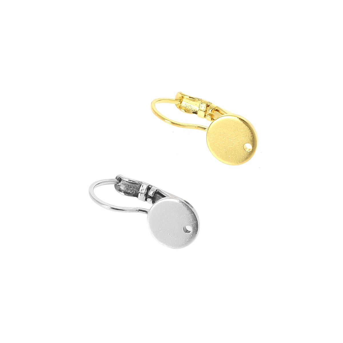 Fermoir dormeuse pour boucle d'oreille en accessoires, attaché à une boucle d'oreille en métal, sur fond blanc.