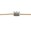 Charm coulissant pour bracelet en cuir ou décoration de cordon. Perle longue avec anneaux, décorée avec des volutes