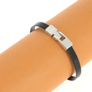 Bracelet en cuir fin de 5 mm de large réalisé avec une fermeture en T, finition argent vieilli