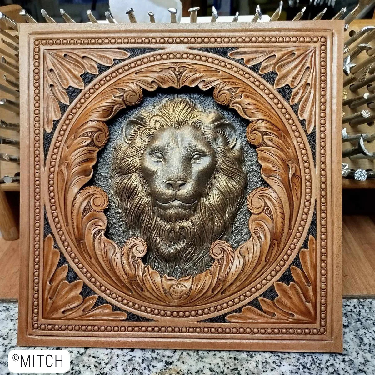Finition pour cuir Fiebing's Bag Kote, teintures et peintures pour cuir, contenant une bouteille de produit de finition pour décoration.