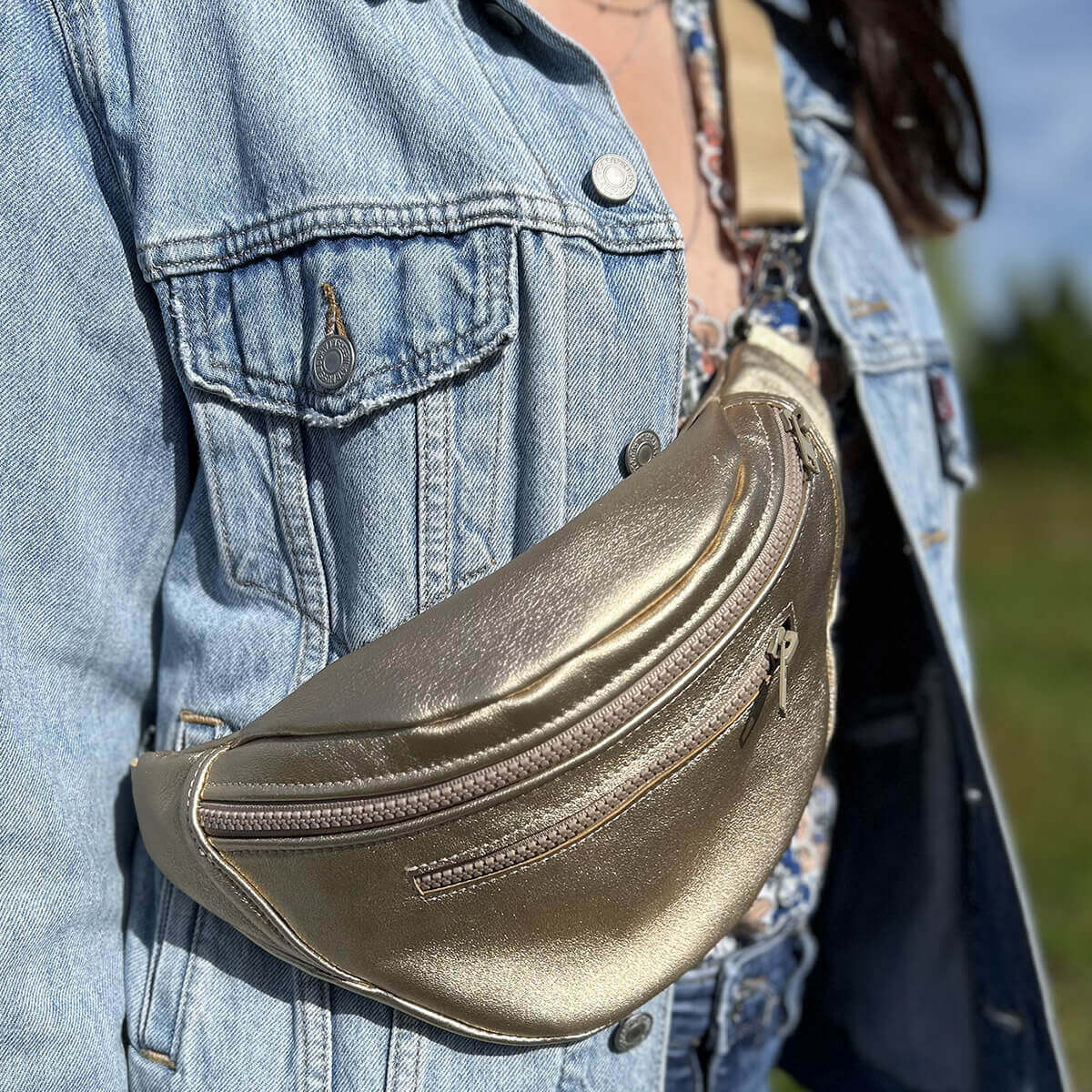 Kit DIY pour sac banane en cuir Deco Cuir, montre la création en cours avec matériaux et outils visibles.