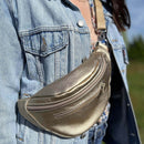 Kit DIY pour sac banane en cuir Deco Cuir, montre la création en cours avec matériaux et outils visibles.
