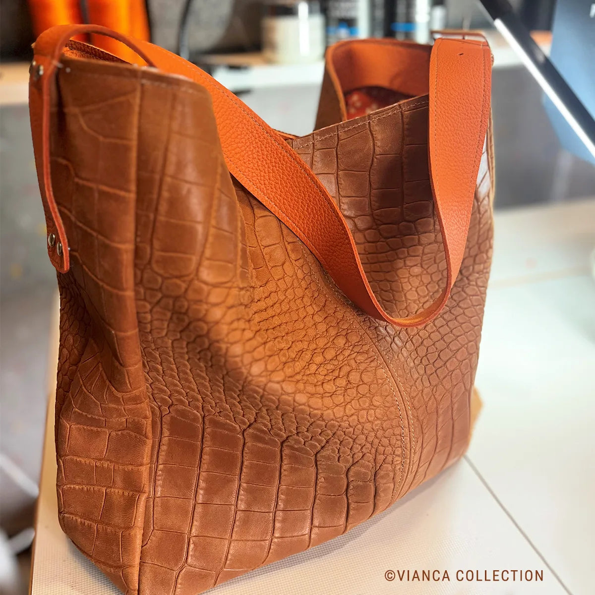 Peau entière de cuir de basane en nubuck imitation crocodile couleur cognac, texture souple et élégante.