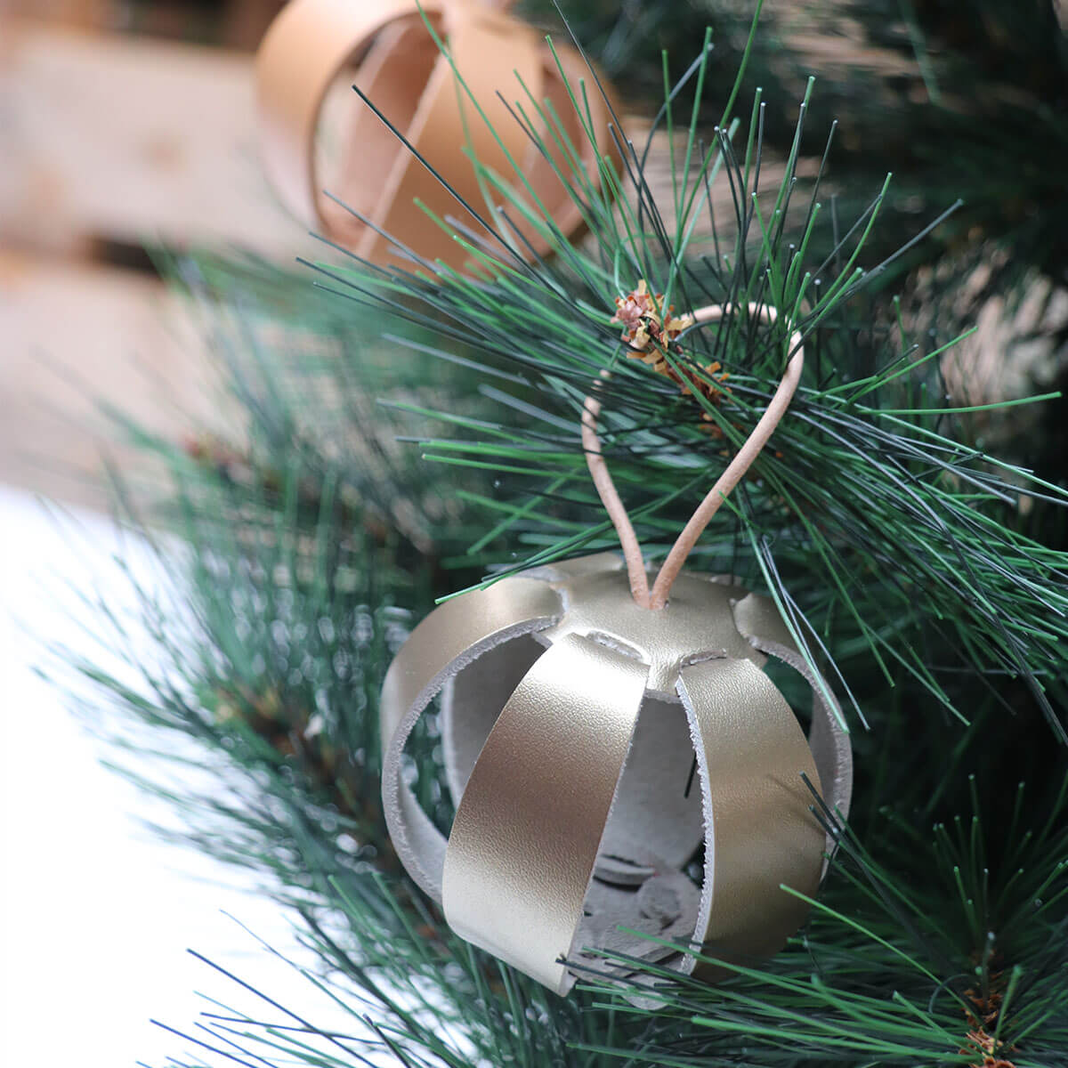 Boule de Noël en cuir bleue pour kit DIY à assembler, création artisanale de Deco Cuir.