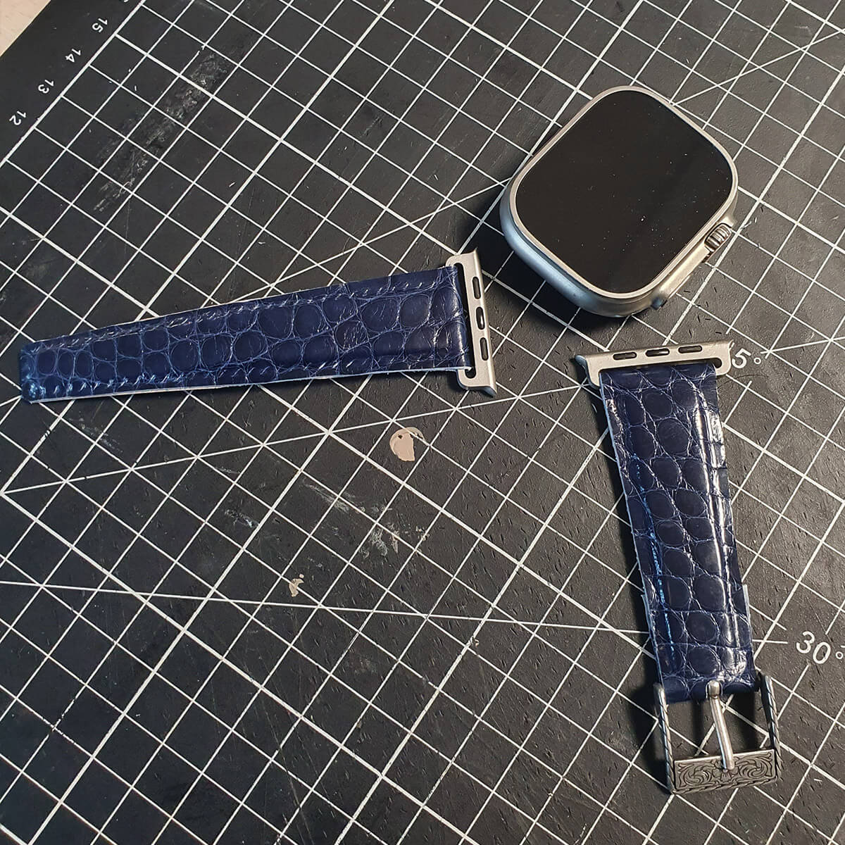 Formation Deco Cuir pour fabriquer un bracelet de montre en cuir, montre en cuir avec boucle, étape intermédiaire