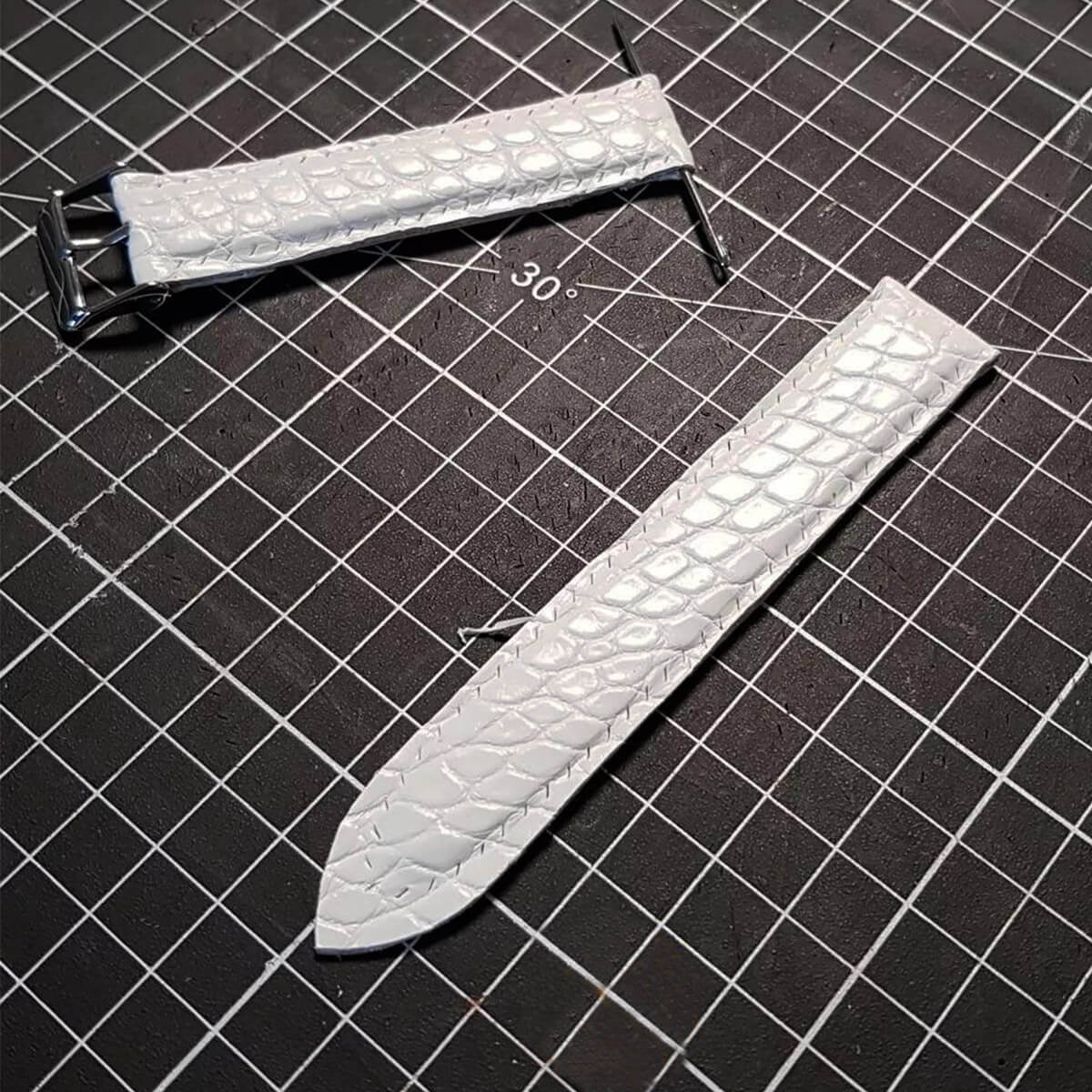 Bracelet de montre en cuir fabriqué lors d'une formation intermédiaire Deco Cuir, montrant les détails du bracelet en cuir.