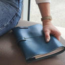 Morceau de cuir SATINLYS bleu canard, texture douce et souple, idéal pour la fabrication de projets créatifs en cuir.