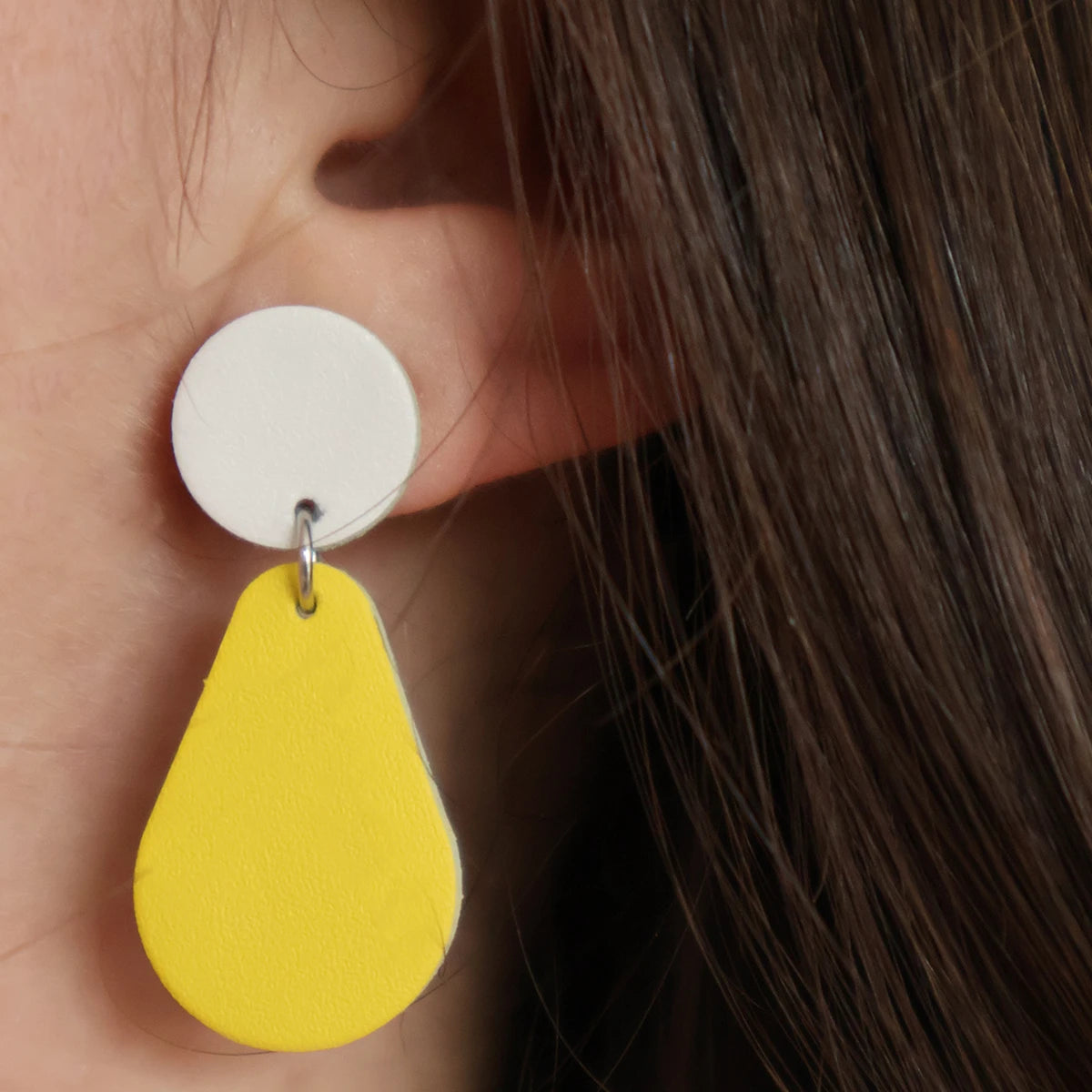 Puce d'oreille en inox avec embout de 6 mm, accessoire de boucle d'oreille en cuir, design simple et élégant.