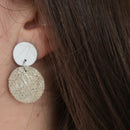 Puce d'oreille en inox avec embout de 6mm, accessoire pour boucle d'oreille, sur fond clair.