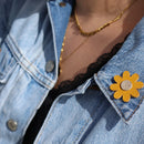 Épingle broche en nickel de 23 mm pour accessoires de création DIY, fixée sur une surface en cuir.