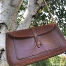 Morceau de cuir de collet tannage végétal châtaigne, texture naturelle, utilisé pour la maroquinerie ou la couture.