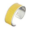 Morceau de cuir de requin autocollant jaune de 20mm pour manchette, fabriqué par Deco Cuir, visible en gros plan.