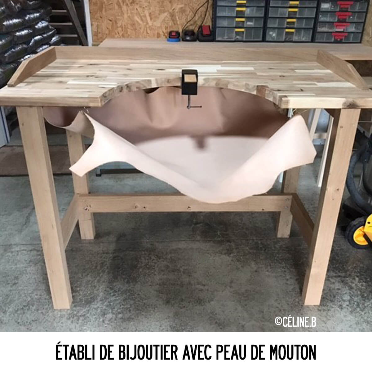 Peau entière de cuir de basane naturelle, de haute qualité, utilisée pour l'ébénisterie ou la bijouterie, vue de face.