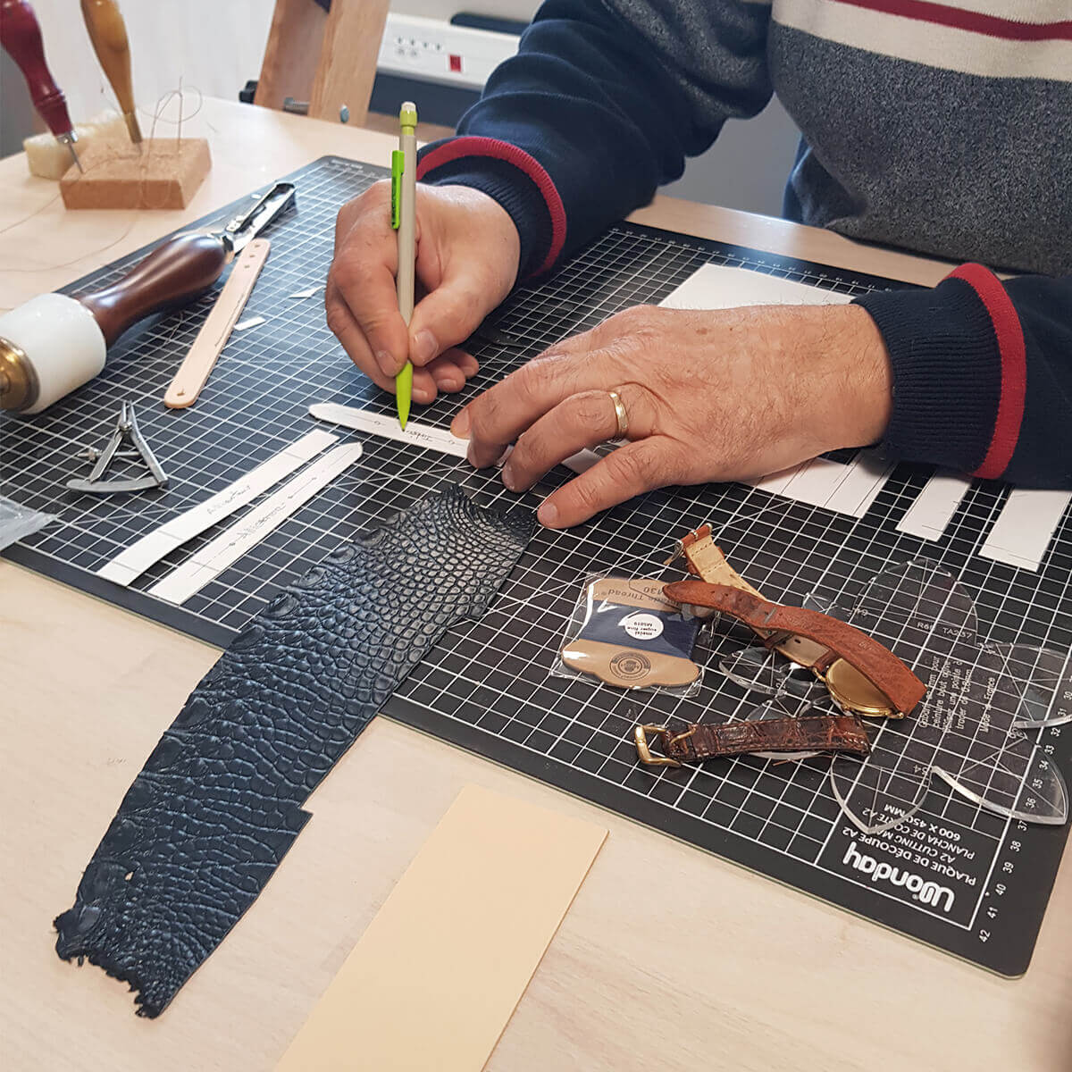 Formation Deco Cuir pour fabriquer un bracelet de montre en cuir, image d'un atelier intermédiaire, outils et bracelet en cuir visible