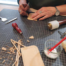 Formation couture en cuir point sellier par Deco Cuir, initiation et perfectionnement, montrant des outils et pièces de cuir.