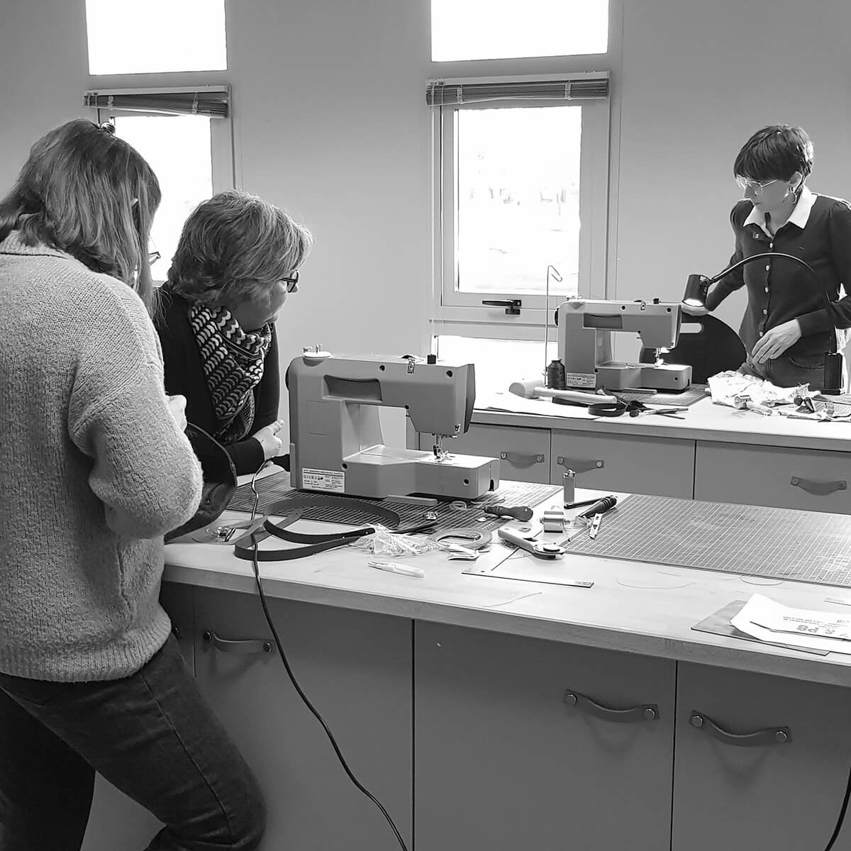 Formation couture avec machine Deco Cuir pour réaliser un sac cabas en cuir, niveau intermédiaire, en atelier pratique.