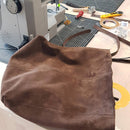 Atelier formation couture Deco Cuir pour confectionner un sac cabas en cuir, étape intermédiaire, image montrant le processus de couture.