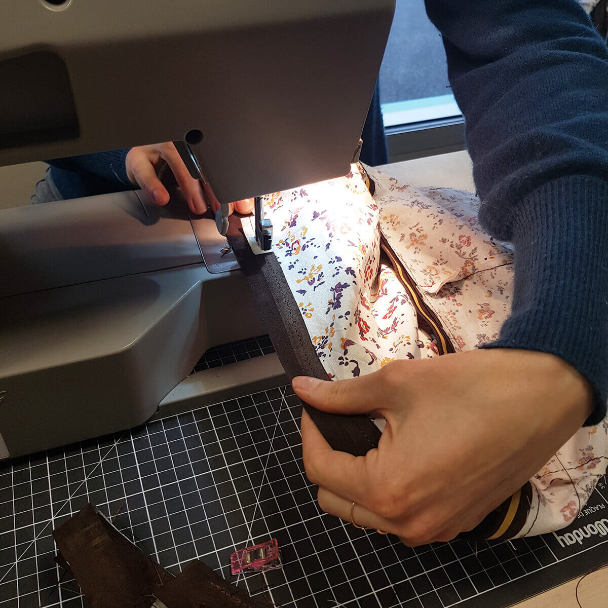 Atelier formation couture Deco Cuir pour confectionner un sac cabas en cuir, image montrant un modèle en cours de réalisation.