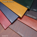 Morceau de cuir de collet tannage végétal Sauvage de couleur noisette, portant la texture naturelle du cuir.