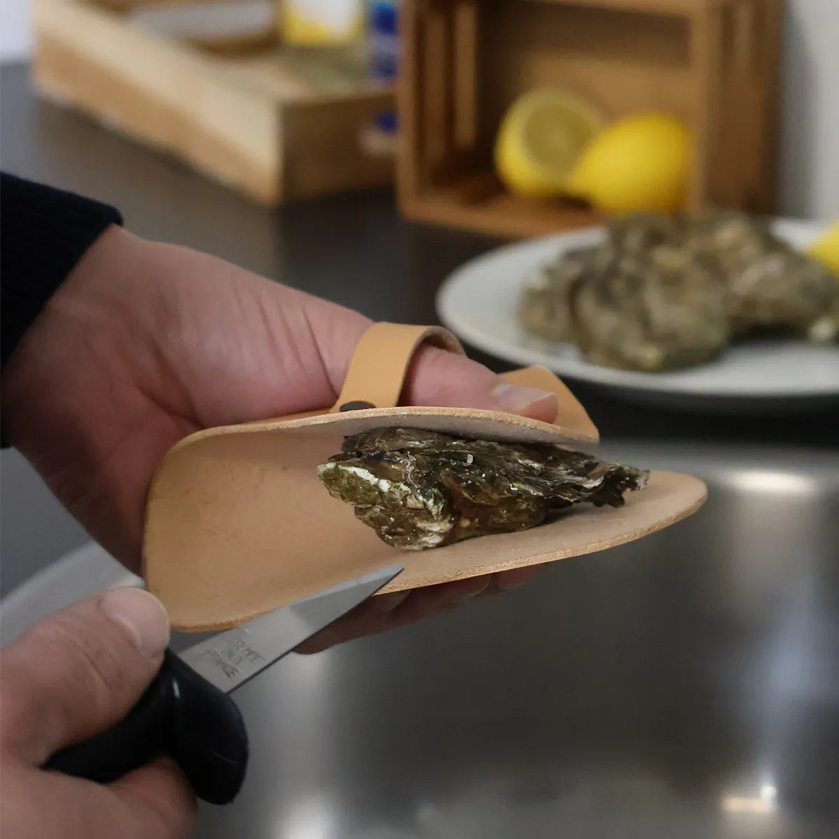 Gant de protection en cuir Deco Cuir pour ouvrir des huîtres, idéal pour kit DIY de création culinaire.