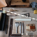 Kit d'outils Deco Cuir pour débuter le travail du cuir, comprenant des outils variés pour la maroquinerie.