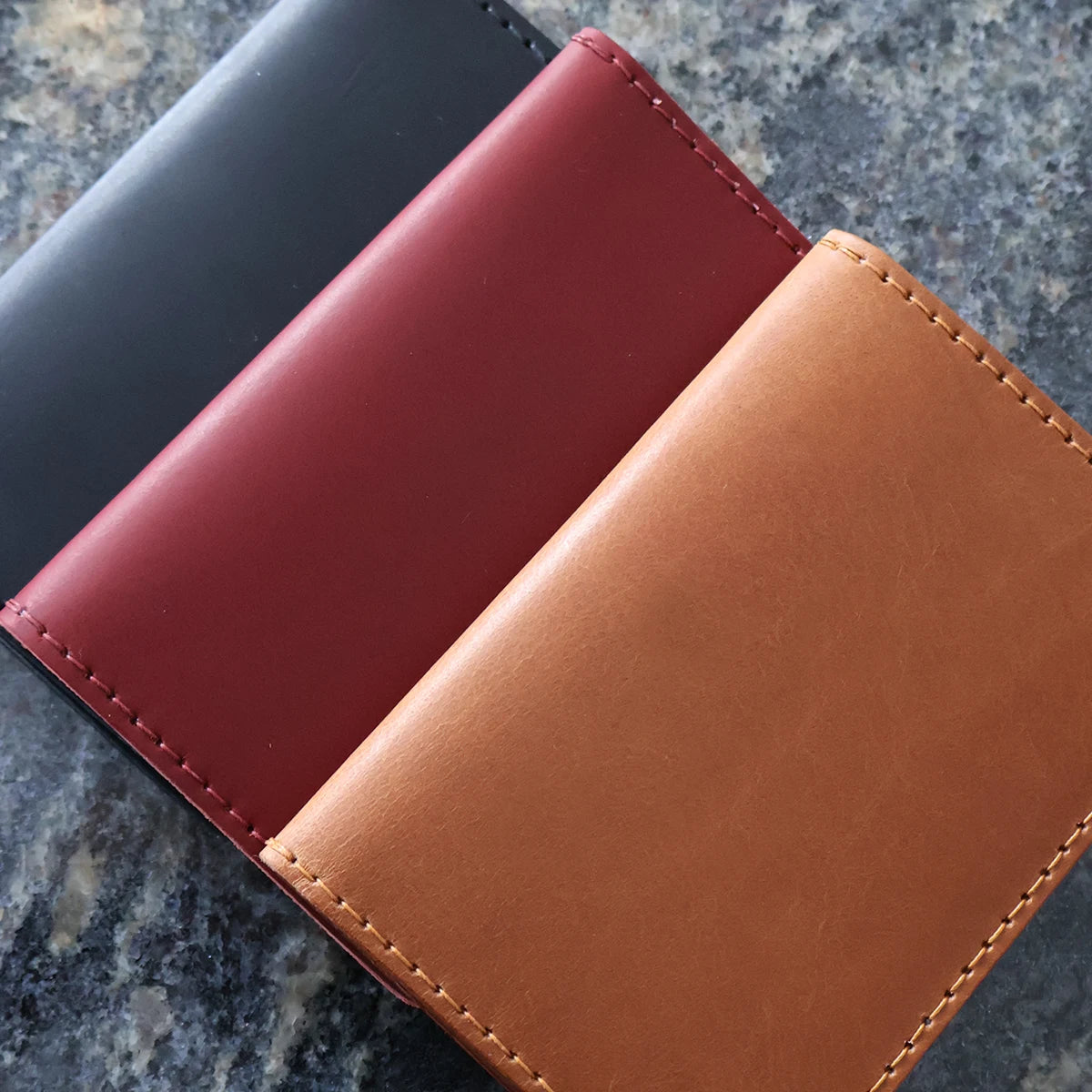 Kit DIY pour porte-passeport en cuir de croupon tannage végétal de couleur cognac, création artisanale Deco Cuir