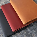 Kit DIY porte-passeport en cuir de croupon tannage végétal de la marque Deco Cuir, contenant tous les matériaux pour créer un porte-passeport.