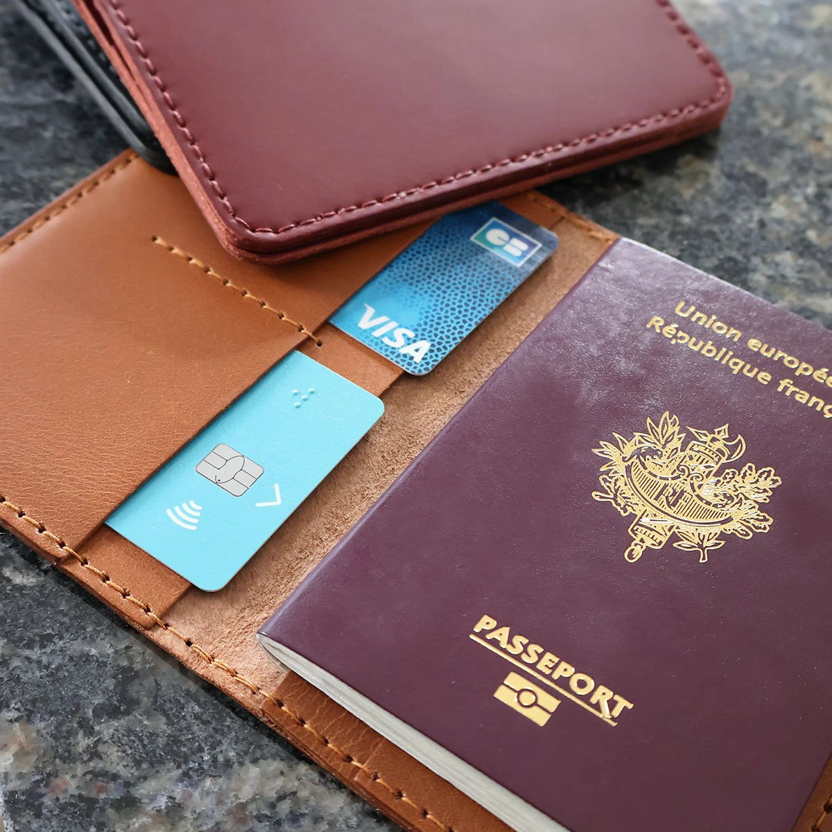 Kit DIY pour porte-passeport en cuir de croupon tannage végétal, création Deco Cuir, avec cuir naturel et outils inclus.