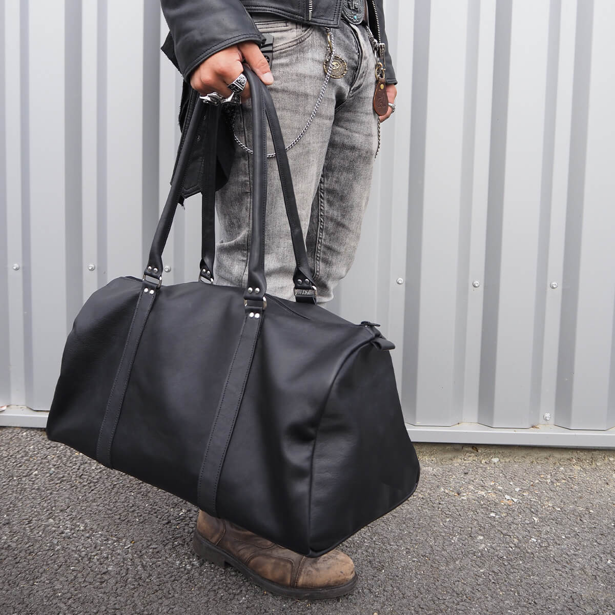 Kit DIY pour sac de voyage en cuir noir, avec matériaux et instructions de la marque Deco Cuir, pour créer son propre sac.