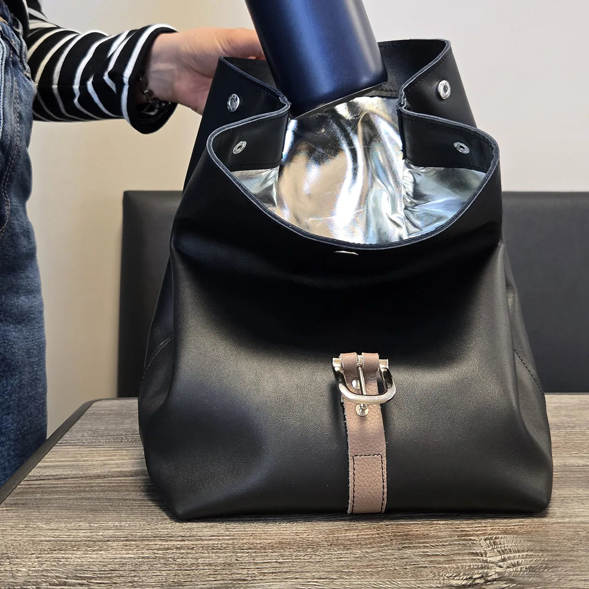 Sac à lunch en cuir Deco Cuir, patron de couture pour sac à déjeuner, avec détails de finition en cuir et couture visible.
