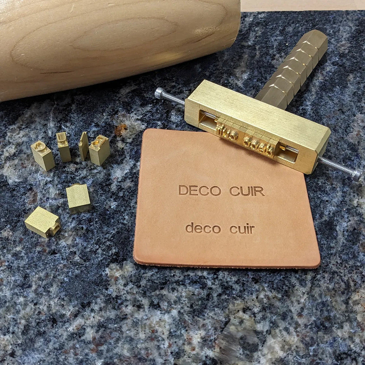 Marqueur en laiton pour porte caractères, outil Deco Cuir, utilisé pour marquage et décoration sur cuir.