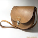 Fermeture de cartable TUCK de 28x36mm en accessoire, montré sur une image de maroquinerie.
