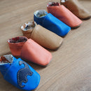 Patron de chaussons bébé en cuir de Deco Cuir, livret avec instructions pour confectionner des chaussons pour tout-petit.