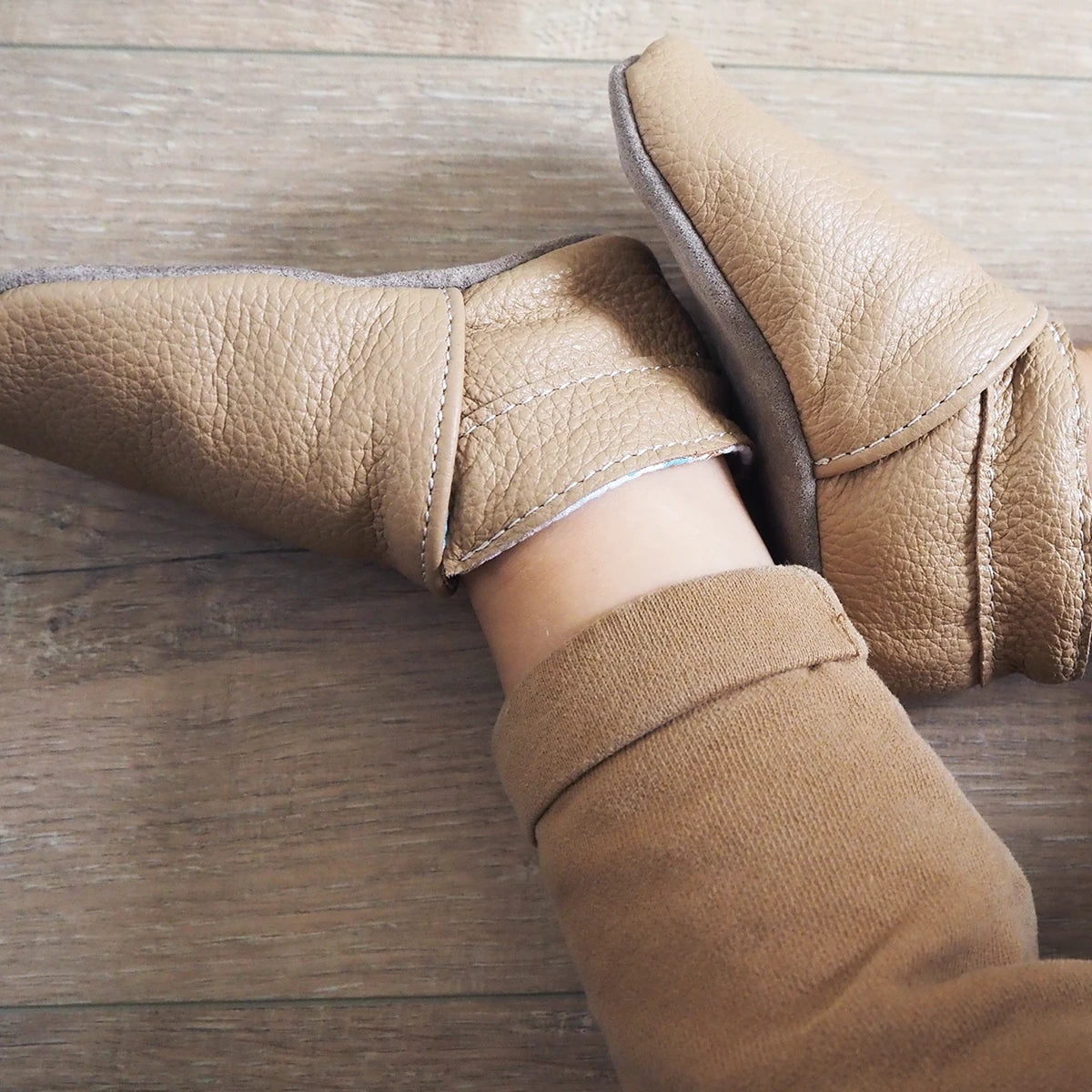 Patron de chaussons bébé en cuir de la marque Deco Cuir, montrant le modèle et les détails du patron pour confectionner.