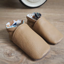Patron de chaussons en cuir pour bébé de la marque Deco Cuir, illustration montrant le modèle et les détails du design.