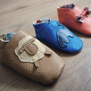 Patron de chaussons bébé en cuir Deco Cuir, illustration détaillée pour la confection de chaussures pour tout-petits.