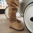 Patron de chaussons pour bébé en cuir de Deco Cuir, modèle à coudre, illustré sur un fond blanc.